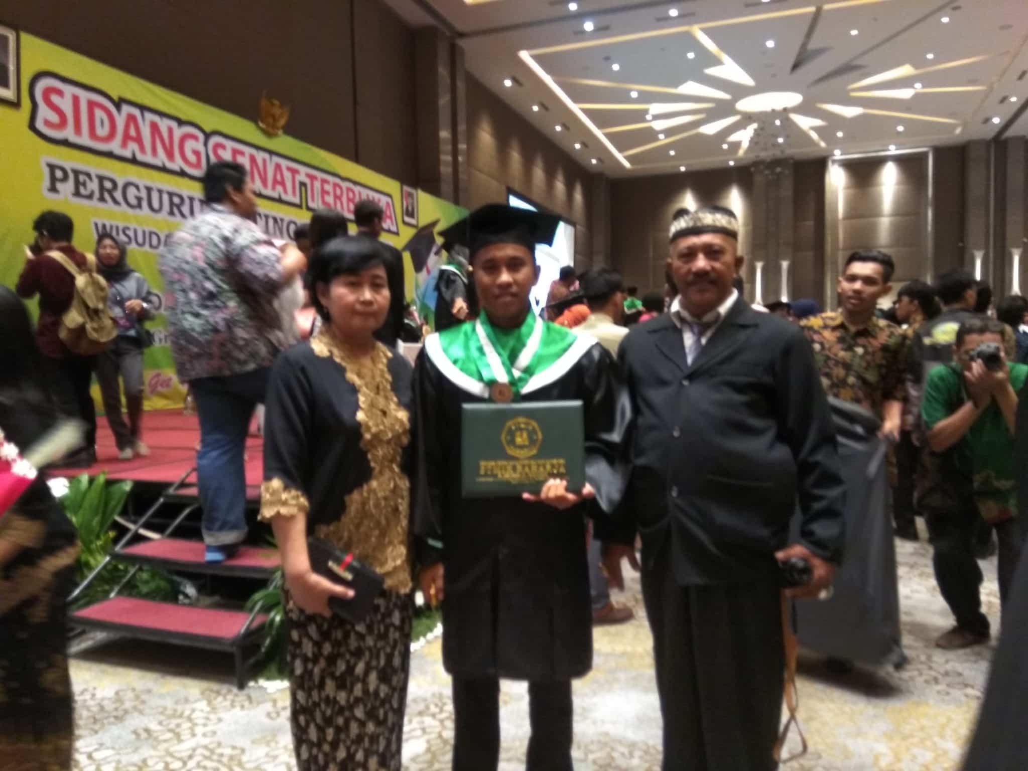 Satria Puji Irawan, Putra Ke 3 Aiptu Purwanto Ikuti Prosesi Wisudawan AMIK - STMIK Raharja