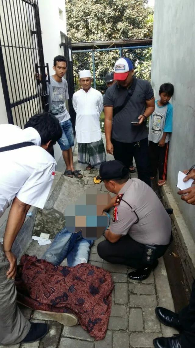 Sesosok Mayat Ditemukan Tergeletak di Gang Pemukiman Warga Karang Tengah