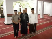 Jalin Silaturahmi Bersama Masyarakat, Kapolsek Ciledug Jalankan Program Polisi Sholat Subuh Berjamaah