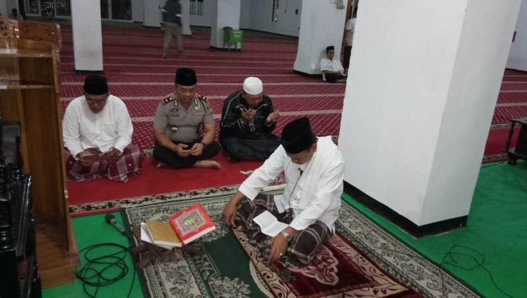 Jalin Silaturahmi Bersama Masyarakat, Kapolsek Ciledug Jalankan Program Polisi Sholat Subuh Berjamaah