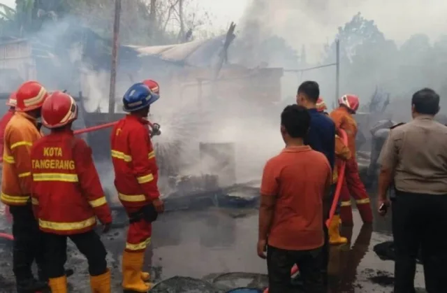 Polres Tangerang Buru Pemilik Pabrik Tiner Terbakar di Sepatan