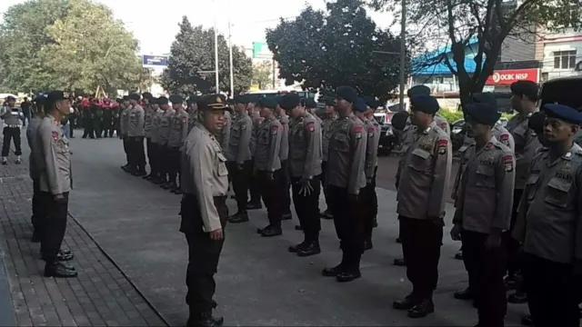 Polsek Jatiuwung Kawal Massa Aksi Buruh Tangerang Menuju Istana Negara