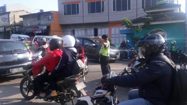 Kapolsub Sektor Palem Semi Aiptu Purwanto Awali Pelayanan Pagi Dengan Gatur Lalin