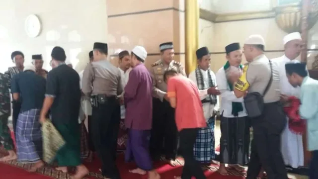 Kapolsek Jatiuwung Gelar Shalat Ghaib Bersma Masyarakat Di Masjid Al Barokah