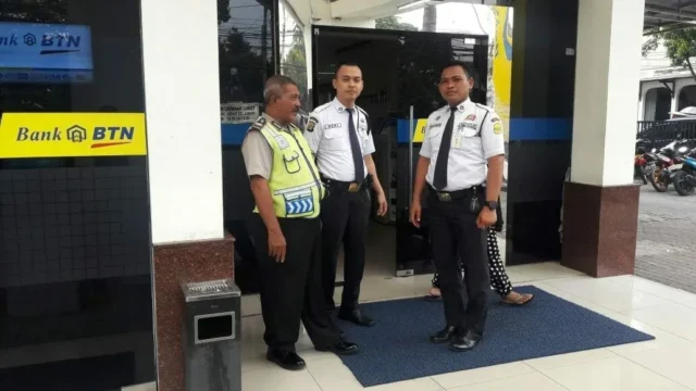 Antisipasi Tindak Kejahatan Perbankan, Kapolsub Sektor Palem Semi Kunjungi Bank BTN