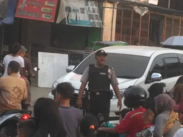 Kapolsub Sektor Palem Semi Gandeng Warga Atur Lalulintas Jelang Buka Puasa