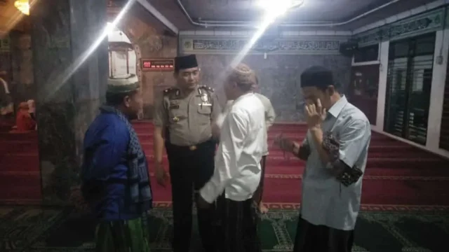 Sholat Tarawih Bersama Warga, Kapolsek Batu Ceper Tekankan Pentingnya Jaga Kamtibmas