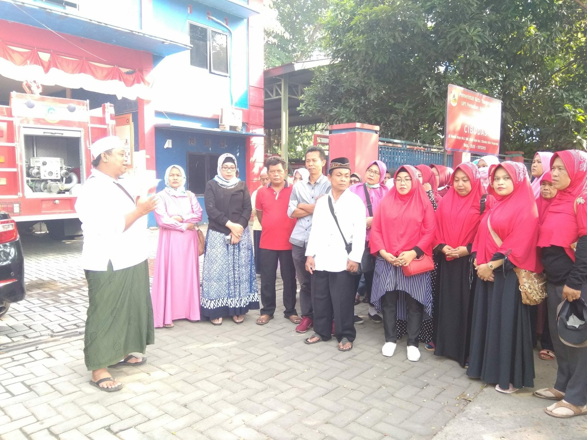 Ketua DPRD Kota Tangerang Lepas Rombongan Tour Realigi Ibu - Ibu Pengajian