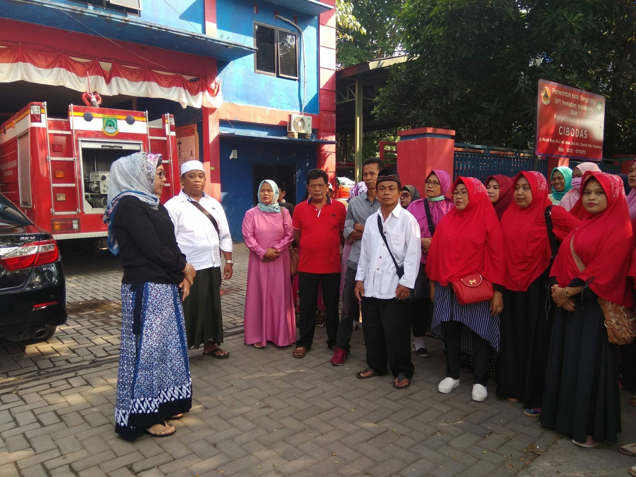 Ketua DPRD Kota Tangerang Lepas Rombongan Tour Realigi Ibu - Ibu Pengajian