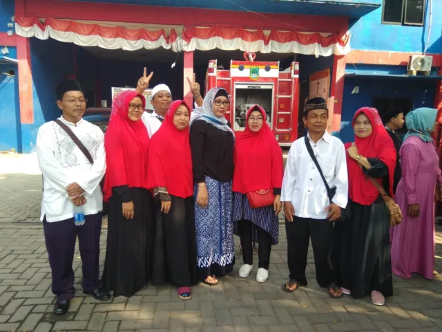 Ketua DPRD Kota Tangerang Lepas Rombongan Tour Realigi Ibu - Ibu Pengajian