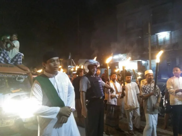 Sambut Bulan Suci Ramadhan, Kapolsub Sektor Palem Semi Kawal Warga Panunggangan Barat Pawai Obor