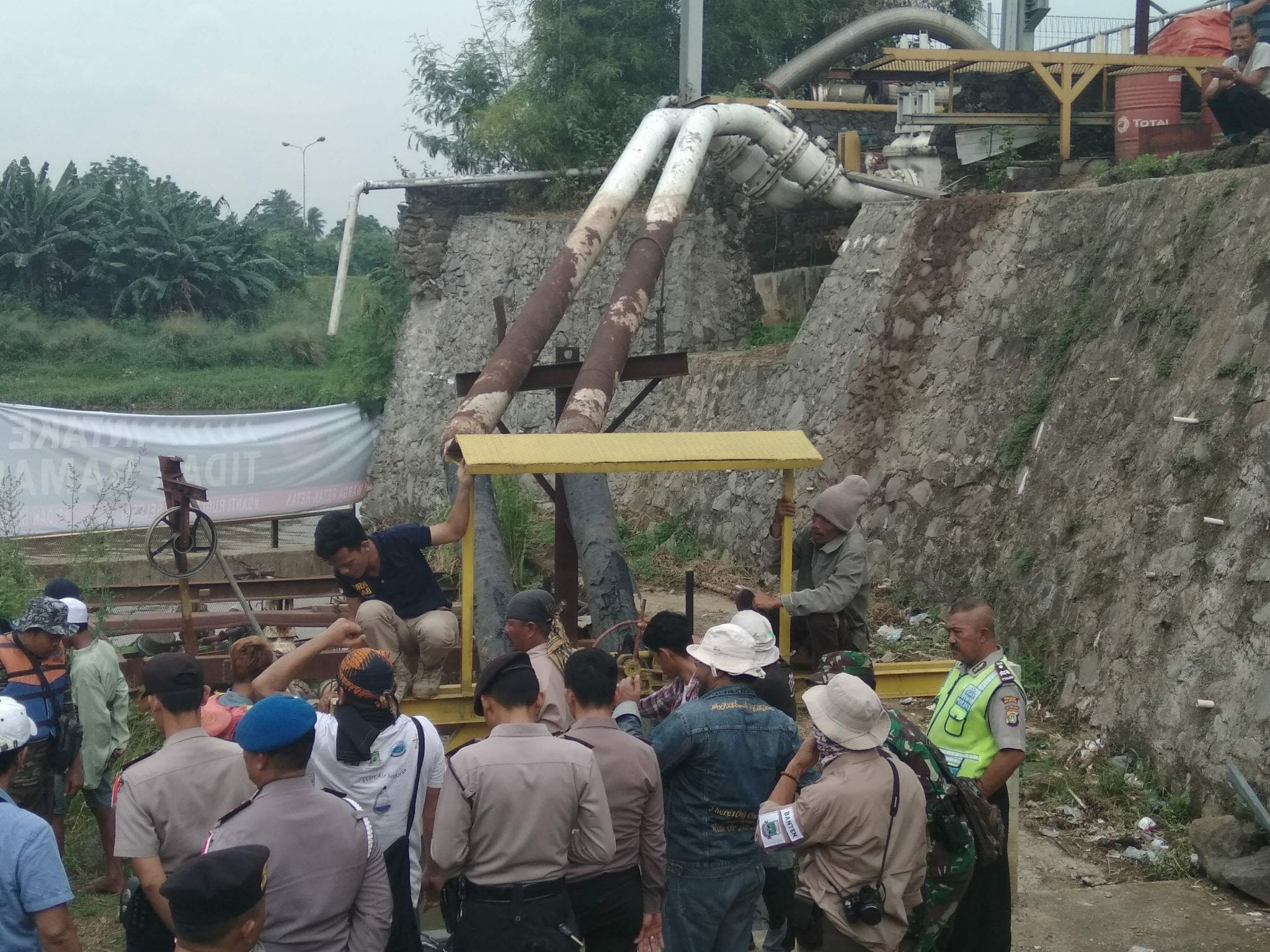 Personil Polsek Jatiuwung Lakukan Pengamanan Aksi Ujuk Rasa