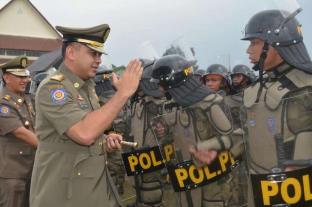 Satpol PP Kab. Tangerang Membongkar Warung Remang-remang Tanpa Izin