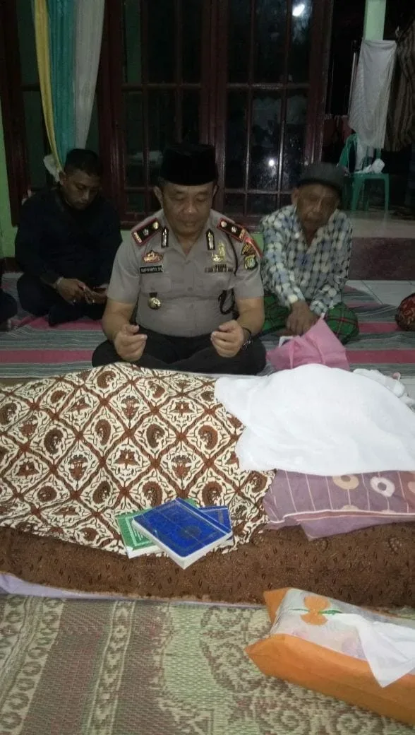 Kapolsek Ciledug Melayat ke Rumah Duka Bripka Mulud