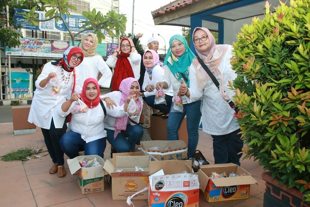 Mencari Berkah di Bulan Ramadhan, Komunitas Permata Bagikan Takjil ke Pengguna Jalan Raya