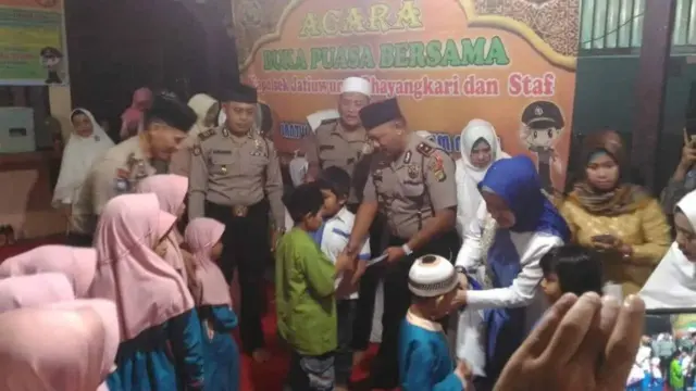 Bersama Ketua Ranting Bhayangkari, Kapolsek Jatiuwung Buka Puasa Bersama dan Santuni Anak yatim