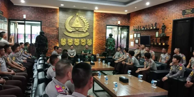 Kapolsek Jatiuwung Dampingi Taruna Akpol Latihan Kerja di Markas TNI Batalion Infantri 203