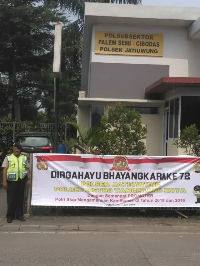 Kapolsub Sektor Palem Semi, Aiptu Purwanto Pasang Spanduk Dirgahayu Bhayangkara ke-72