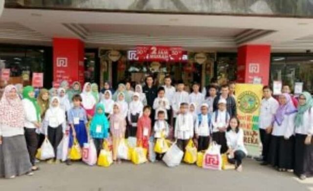 Bappeda Kota Tangerang Ajak Anak Yatim dan Dhu’afa Shopping Bareng di Supermarket