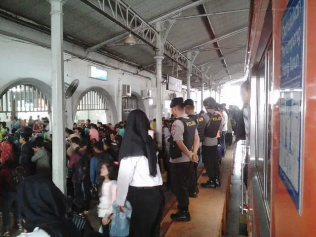 Stasiun Rangkasbitung Dipadati Pemudik dari Jakarta