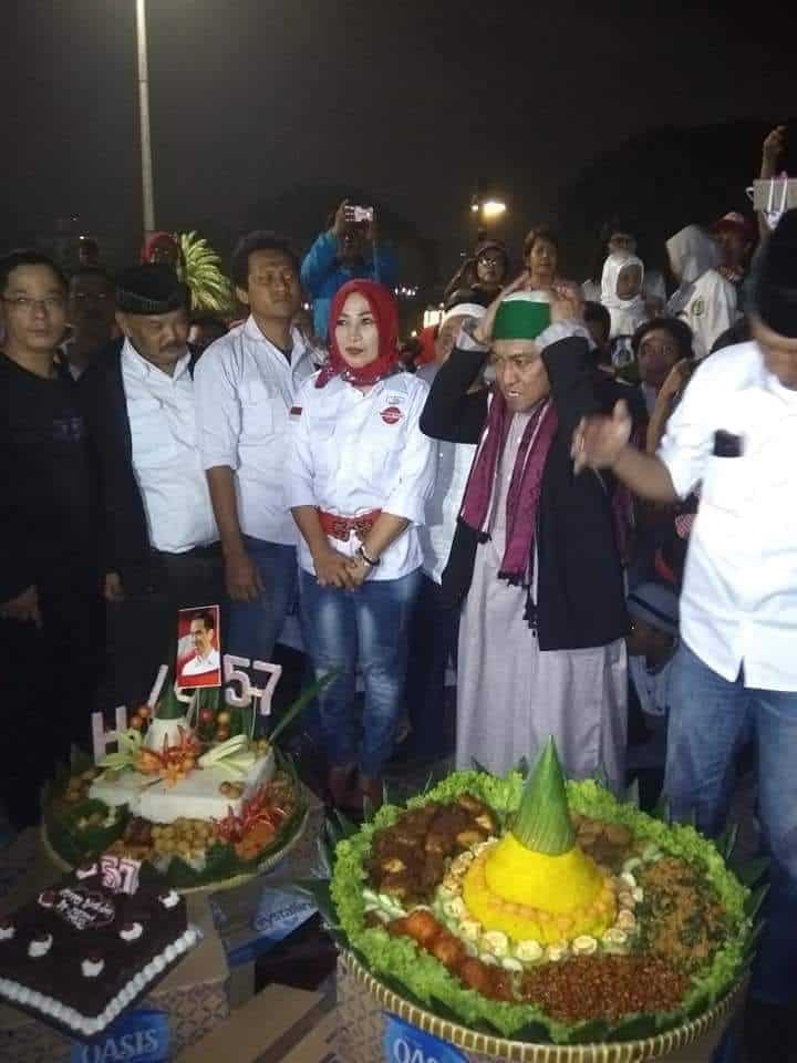 Tengah Malam di Depan Istana, Presiden Jokowi Dapat Ucapan Selamat Ulang Tahun dari Relawan