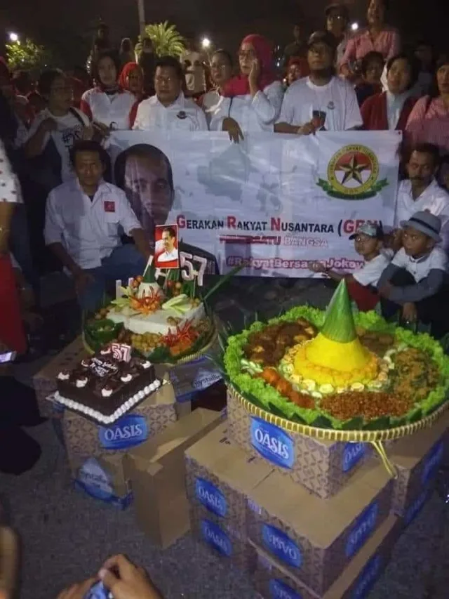 Tengah Malam di Depan Istana, Presiden Jokowi Dapat Ucapan Selamat Ulang Tahun dari Relawan