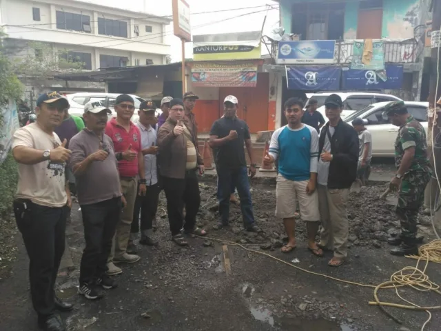 Saluran Air Macet, Warga Secara Swadaya Bangun Selokan Jalan Raya Binong