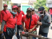 Menangkal Demam Berdarah, Kader, Simpatisan, dan Caleg PDI Perjuangan Surani Lakukan Penyemprotan nyamuk