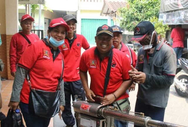 Menangkal Demam Berdarah, Kader, Simpatisan, dan Caleg PDI Perjuangan Surani Lakukan Penyemprotan nyamuk