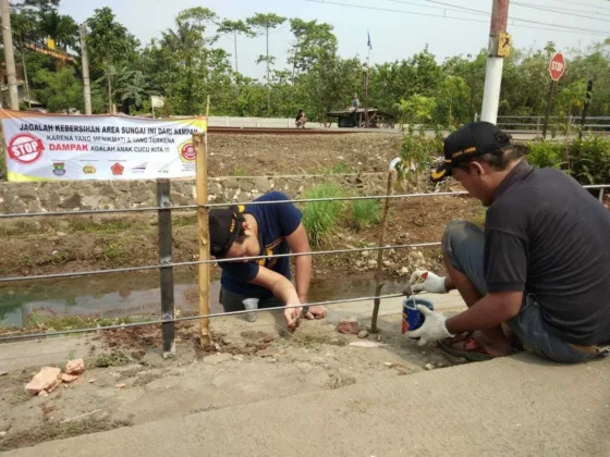 Jaga Sungai Tetap Bersih, Pemuda dan Aparatur Kelurahan Cisauk Pasang Pagar Kali Cicayur