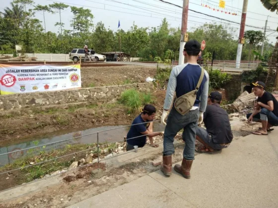 Jaga Sungai Tetap Bersih, Pemuda dan Aparatur Kelurahan Cisauk Pasang Pagar Kali Cicayur