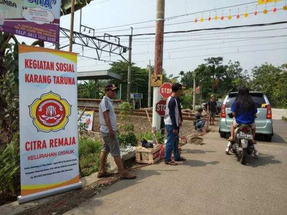 Jaga Sungai Tetap Bersih, Pemuda dan Aparatur Kelurahan Cisauk Pasang Pagar Kali Cicayur