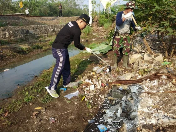 Jaga Sungai Tetap Bersih, Pemuda dan Aparatur Kelurahan Cisauk Pasang Pagar Kali Cicayur