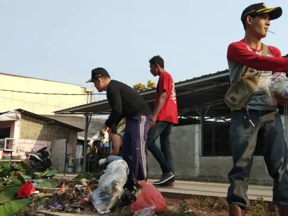 Jaga Sungai Tetap Bersih, Pemuda dan Aparatur Kelurahan Cisauk Pasang Pagar Kali Cicayur