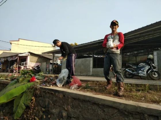 Jaga Sungai Tetap Bersih, Pemuda dan Aparatur Kelurahan Cisauk Pasang Pagar Kali Cicayur