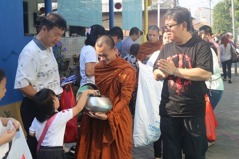 Umat Budha Bersama Calon Biksu Jalani Tradisi Pindapata di Gerendeng Pulo  