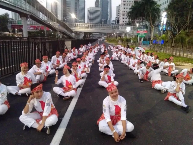 Henny dari kota Tangerang, yang menjadi instruktur senam untuk rekor dunia Poco-Poco