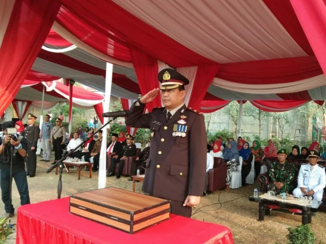 HUT RI Ke 73, Kapolsek Batu Ceper Pimpin Upacara Penurunan Bendara Merah Putih.