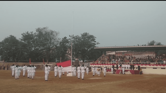 Aiptu Purwanto Hadiri Upacara Penurunan Bendera Merah Putih di Lapangan Porci Cibodas Dalam Rangka Hut RI ke 73