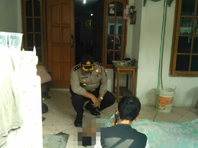 Kapolsek Karawaci Evakuasi Mayat Seorang Pria Dari Gantung Diri Di Depan Teras Rumahnya