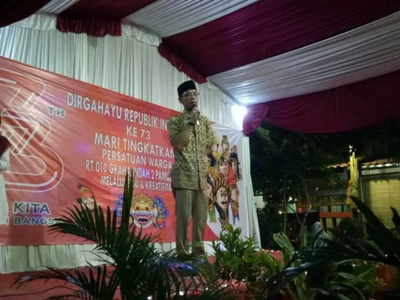 Bak Pemimpin Negara Ketua Pelaksana Malam Seni Didampingi Saat Menyampaikan Laporannya