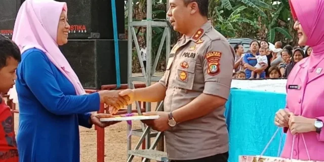 Kapolres Tangerang Selatan Serahkan Kunci Program Bedah Rumah Kepada Ibu Mamah