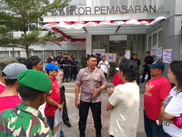 Kapolsek Cipondoh, Pimpin Pengamanan Unjuk Rasa Warga Taman Royal