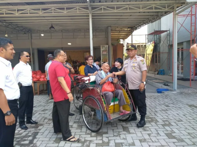 Di Kawal Kapolsek Neglasari, Vihara Bhutong Berbagi Sembako