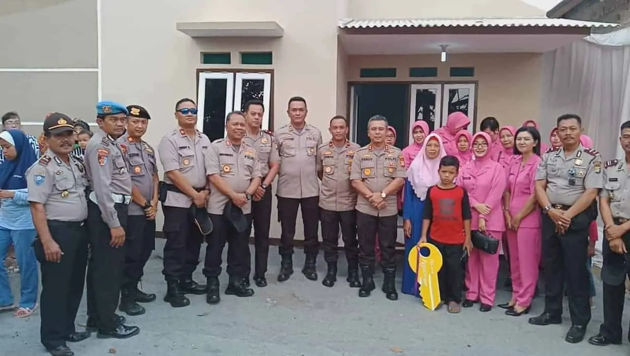 Kapolres Tangerang Selatan Serahkan Kunci Program Bedah Rumah Kepada Ibu Mamah