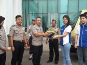 PT. Surya Motor Shelmindo Serahkan 96 Helm Buat Polisi