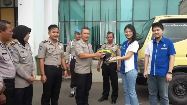 PT. Surya Motor Shelmindo Serahkan 96 Helm Buat Polisi