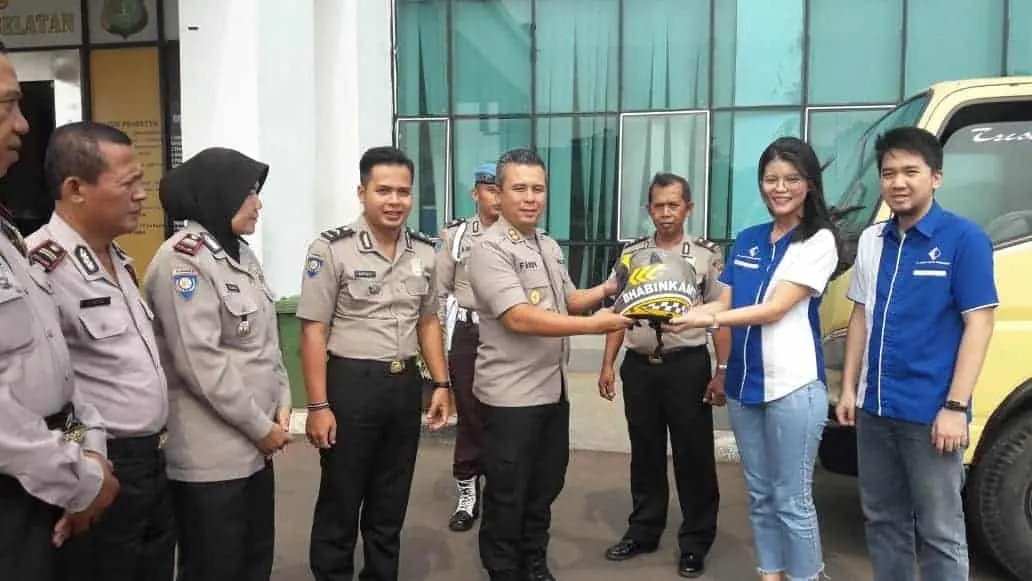 PT. Surya Motor Shelmindo Serahkan 96 Helm Buat Polisi