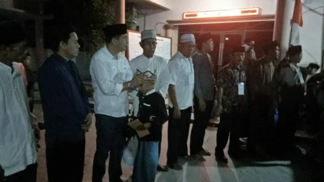 Ratusan Anak Yatim di Kampung Legok Mendapatkan Kasih Sayang