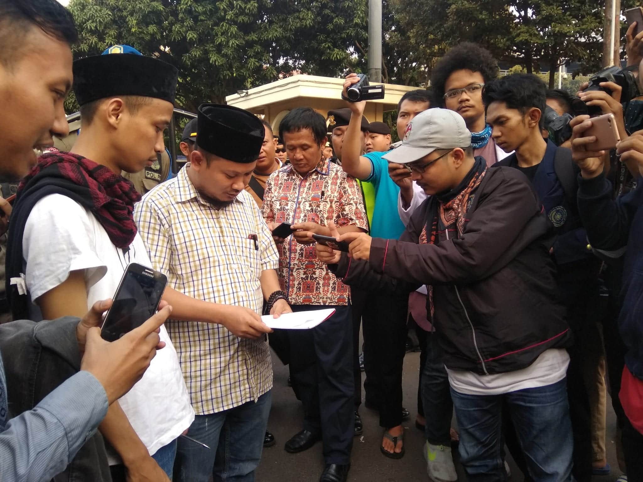 Sempat Ricuh, Anggota DPRD Kota Tangerang Temui Demonstran